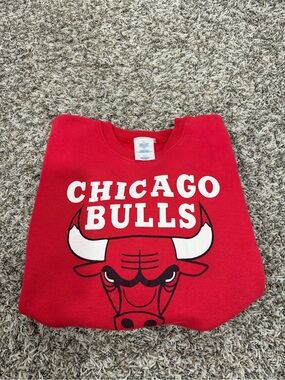 Chicago Bulls Red Crewneck Sweatshirt - Men's Classic Fan Pullover